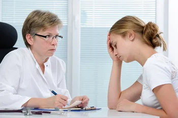 врач разговаривает с пациентом о лечении аллотиофагии